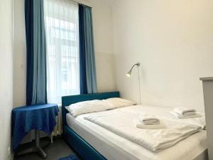 Rúm í herbergi á Very Central, 5 min to city center, Self Check In