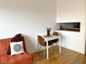 - un salon avec une table et un canapé dans l'établissement Modern & Central Studio Apartment with Balcony, à Lahti
