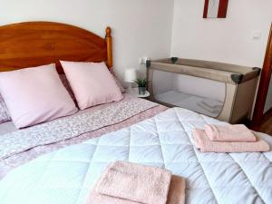a bedroom with a bed with pink towels on it at Appartement complètement rénové à San Pedro del Pinatar entre la Mar Menor et la Méditerranée. in San Pedro del Pinatar +25 photos