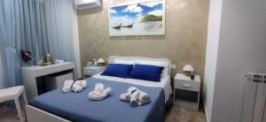 une chambre avec un lit avec des serviettes dessus dans l'établissement SUITE ROMA, à Cefalù 64 autres photos