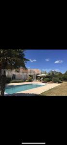 ein Bild eines Pools vor einem Haus in der Unterkunft Villa luxueuse in Allonnes