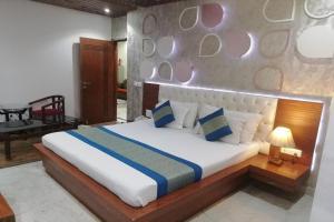 Postel nebo postele na pokoji v ubytování Hotel Indraprastha