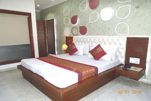 Postel nebo postele na pokoji v ubytování Hotel Indraprastha