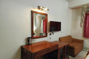 TV a/nebo společenská místnost v ubytování Hotel Indraprastha