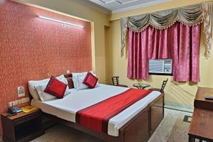 Postel nebo postele na pokoji v ubytování Hotel Indraprastha