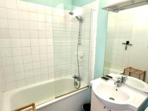 La salle de bains est pourvue d'un lavabo, d'une baignoire et d'une douche. dans l'établissement GOMATH, à Saint-Hilaire-de-Riez