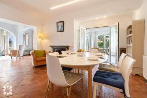 Posedenie v ubytovaní Villa Bella Costa by Abahana Villas