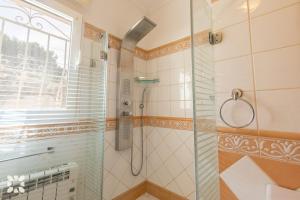 Kúpeľňa v ubytovaní Villa Bella Costa by Abahana Villas