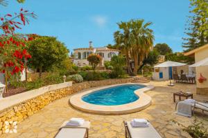 Bazén v ubytovaní Villa Bella Costa by Abahana Villas alebo v jeho blízkosti