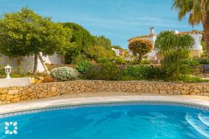 Bazén v ubytovaní Villa Bella Costa by Abahana Villas alebo v jeho blízkosti