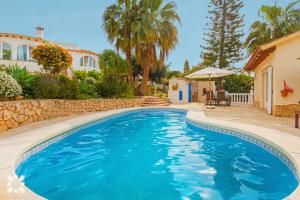 Bazén v ubytovaní Villa Bella Costa by Abahana Villas alebo v jeho blízkosti