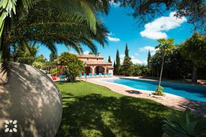 una piscina frente a una villa en Villa Benimarco by Abahana Villas en Benissa