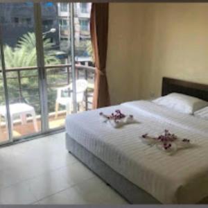 Un dormitorio con una cama con flores. en Chand Bibi Hotel en Peshawar