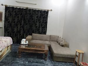 sala de estar con sofá y mesa de centro en Chand Bibi Hotel en Peshawar
