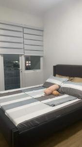 Staycation One Bedroom 객실 침대