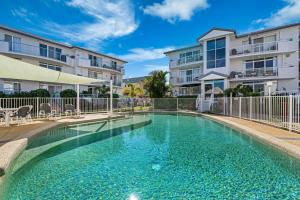 una piscina frente a un edificio de apartamentos en Relaxation Awaits at Runaway Cove, en Gold Coast