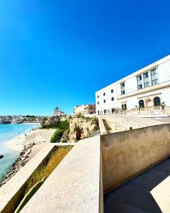 - une vue sur la plage et un bâtiment dans l'établissement Villa Altomare, à Otrante