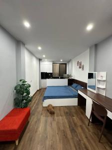 1 dormitorio con cama, escritorio y sofá en Happy House en Hanói