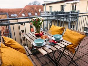 einen Holztisch mit einer Schale Obst auf dem Balkon in der Unterkunft Nice Apartment in Magdeburg with balcony in Magdeburg