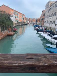 un groupe de bateaux garés dans un canal avec des bâtiments dans l'établissement Appartement GIUDECCA, à Venise