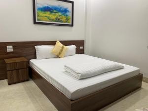 Un pat sau paturi într-o cameră la Hoàng Anh Hotel Lào Cai - by Bay Luxury