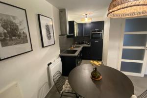 Kuchyň nebo kuchyňský kout v ubytování Nouveau ! Cottage dans une résidence arborée Pinwood