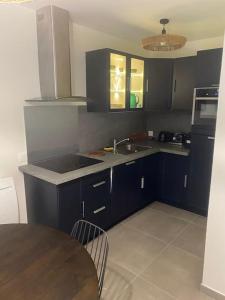 Kuchyň nebo kuchyňský kout v ubytování Nouveau ! Cottage dans une résidence arborée Pinwood