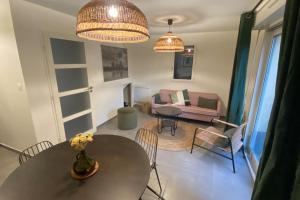 Posezení v ubytování Nouveau ! Cottage dans une résidence arborée Pinwood