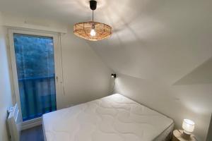 Postel nebo postele na pokoji v ubytování Nouveau ! Cottage dans une résidence arborée Pinwood