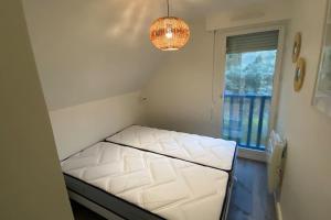 Postel nebo postele na pokoji v ubytování Nouveau ! Cottage dans une résidence arborée Pinwood