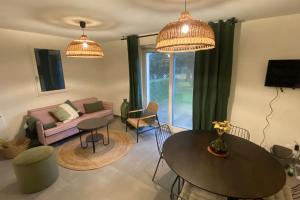 Posezení v ubytování Nouveau ! Cottage dans une résidence arborée Pinwood