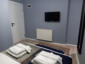 Habitación con 2 camas y toallas. en Emirhan Inn Hotel & Suites en Estambul