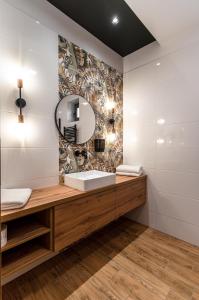 La salle de bains est pourvue d'un lavabo et d'un miroir. dans l'établissement Chillout House, à Sótony