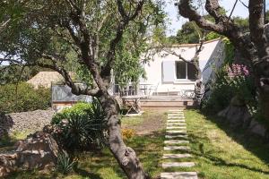 una roulotte bianca con un albero in un cortile di Sète - Maison entière et jardin sur le Mont Saint Clair - vue mer et étang a Sète