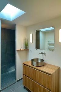 un bagno con lavandino e doccia con specchio di Sète - Maison entière et jardin sur le Mont Saint Clair - vue mer et étang a Sète