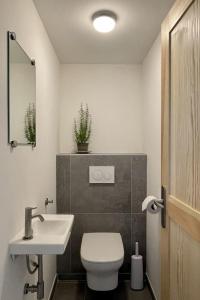 un bagno con un water bianco e un lavandino di Sète - Maison entière et jardin sur le Mont Saint Clair - vue mer et étang a Sète