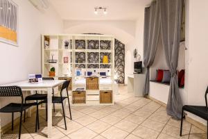 eine Küche und ein Esszimmer mit einem Tisch und Stühlen in der Unterkunft Via Nilo 30 in Neapel