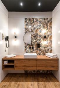 baño con espejo y encimera de madera en Chillout House en Sótony