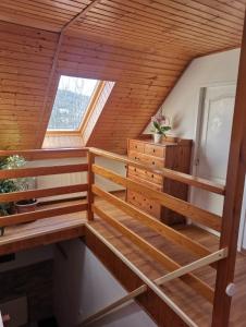 um quarto numa casa com tectos em madeira em Penzion Jako u Babičky em Tisá
