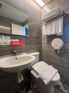 łazienka z umywalką i toaletą w obiekcie Ya Dou Hotel w Tajpej
