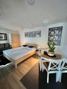 Postel nebo postele na pokoji v ubytování Apartmány Benešov