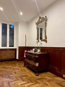 um quarto com uma cómoda e um espelho na parede em Domus Giovanna em Roma