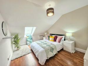 een slaapkamer met een bed met kussens erop bij Sensational Stay at South Bridge in Edinburgh