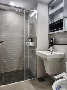 Ett badrum på Mandeok New Apartment