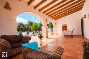 sala de estar con mesa y sillas en Villa Benimarco by Abahana Villas, en Benissa