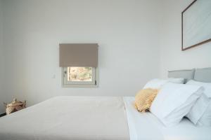 Кровать или кровати в номере Melianthos Villas