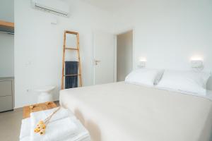 Кровать или кровати в номере Melianthos Villas