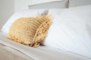 Кровать или кровати в номере Melianthos Villas