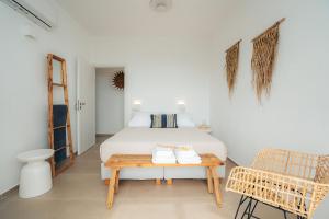 Кровать или кровати в номере Melianthos Villas