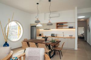 Кухня или мини-кухня в Melianthos Villas
